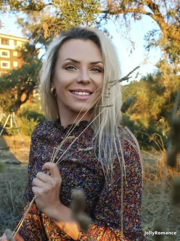 Julia, 41