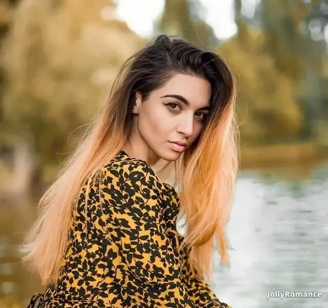 Daniela, 23