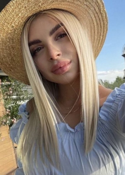 Mia, 24